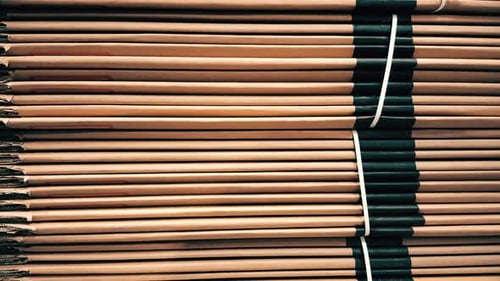Vue latérale d'une pile de carton ondulé dans une usine