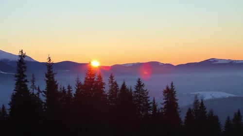 Schneebedeckte Berge und Wolken