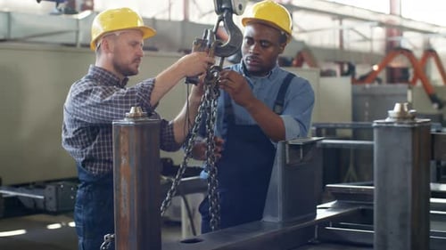 Grutier caucasien instruisant un stagiaire noir