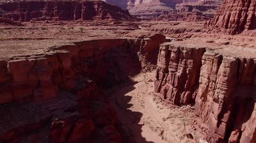 Flug über die zerklüftete Landschaft von Süd-Utah
