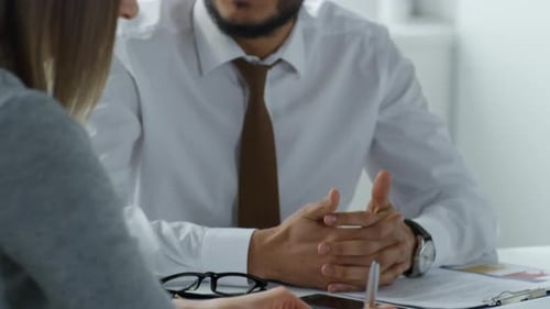 Unternehmerin aus dem Nahen Osten spricht mit Kollegin am Schreibtisch