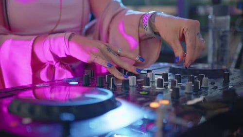 DJ Hands Control Soundkonsole zum Mischen von Musik im Disco Club