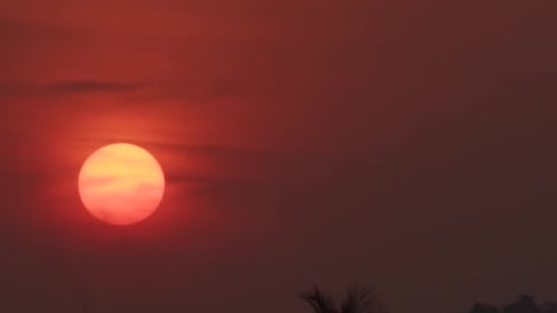 Große rote Sonne geht langsam bei Sonnenuntergang unter, Nahaufnahme