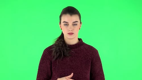 Frau steht besorgt in Erwartung und lächelt dann erleichtert, getragen. Greenscreen