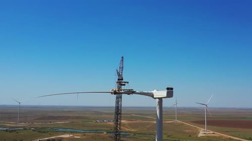 Énergie renouvelable, assemblage d'une éolienne massive, grue, prise de vue aérienne
