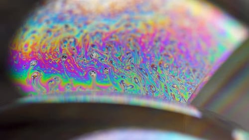 Die
Makroaufnahme einer Seifenblase erzeugt einen farbenfrohen und psychedelischen Hintergrund. Farben des Regenbogens