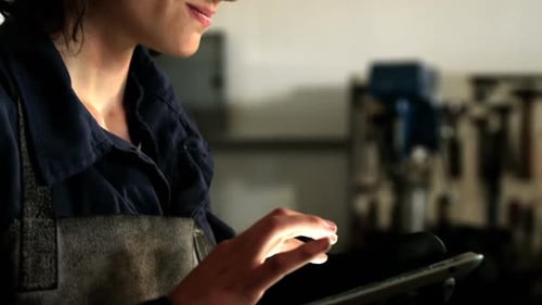 Schweißerin mit digitalem Tablet