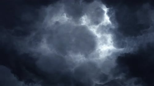 La foudre 4k a traversé les nuages sombres et s'est rapprochée dans le ciel