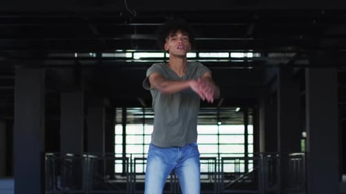 Homem afro-americano dançando na garagem vazia