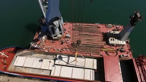 Ukraine, Mai 2016, Luftbild des Umladens übergroßer Fracht vom Schiff auf den Pontonkran