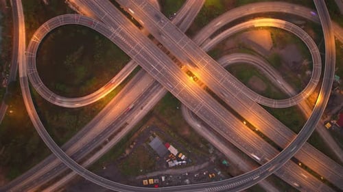 4K : Vue aérienne par Drone Hyper lapse de la jonction routière avec des voitures en mouvement.