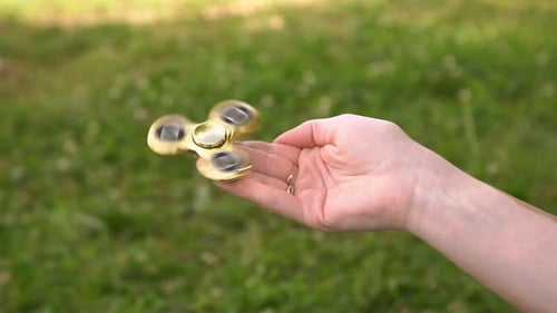 Jeune fille jouant avec Fidget Spinner Slow Ralenti