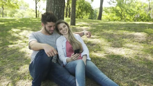 Junges Paar hört Musik auf dem Smartphone