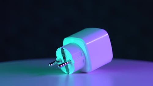 Rotation rapprochée de la prise intelligente. Prise Wifi 220V ou 110V rotative sur une table blanche avec une belle lumière