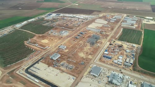 Luftaufnahme auf leerem Feld auf der Baustelle