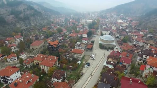 Luftverschmutzung in der Stadt in Narrow Rocky Valley