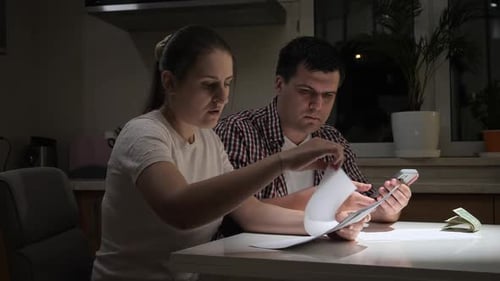 Familia joven calculando impuestos y pagos mensuales de préstamos para la vivienda