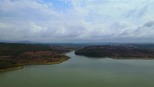 Seeblick an einem bewölkten Tag, Stausee, Wasserversorgung, Landschaft