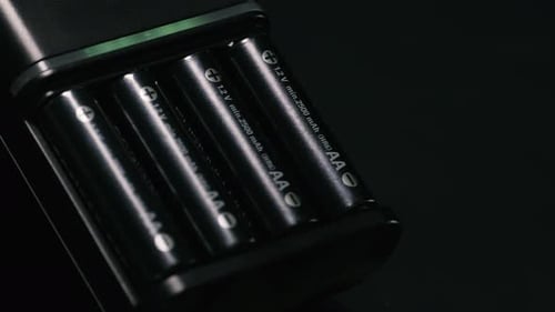 Pilas recargables AA en el cargador