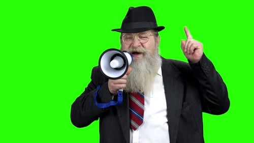 Homem sênior com megafone apontando com a mão