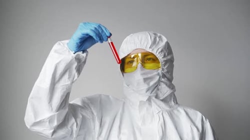 Médico analiza un tubo de ensayo positivo del coronavirus Covid19