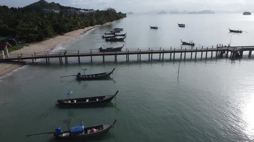Luftaufnahme von Drohnen von Fischerbooten am Ufer bei Ebbe.