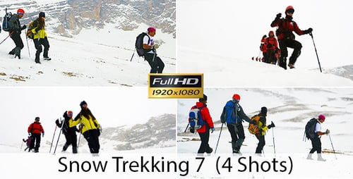 Wanderer klettert auf einen verschneiten