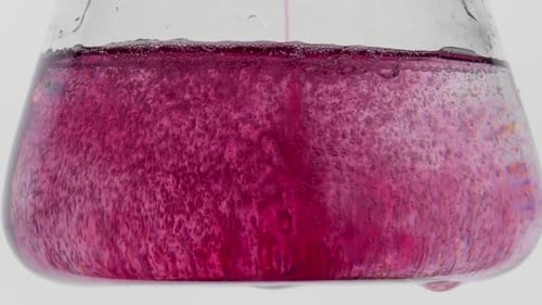 Prise de vue rapprochée. Ajouter un élément rose à un élément transparent et leur réaction. Expériences dans le