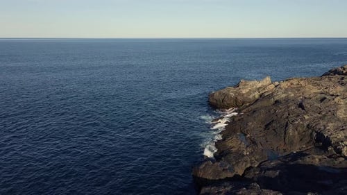 Bulgarische Landschaft mit dem Schwarzen Meer und Steinen bei Sonnenuntergang