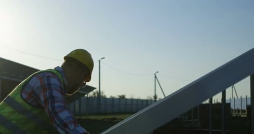 Zwei Arbeiter installieren ein Solarpanel