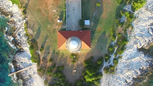 Flug über Leuchtturm, Kroatien mit rotem Ziegeldach