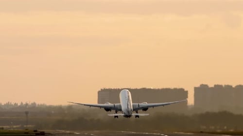 Starten Sie bei Dawn Morning Flugzeugflug