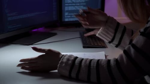 Processo de trabalho de programadores que estão sentados em frente ao computador discutindo detalhes em closeup