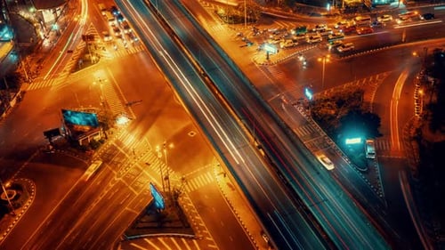 Zeitraffer einer belebten Autobahnkreuzung im Stadtzentrum von Metropolis bei Nacht