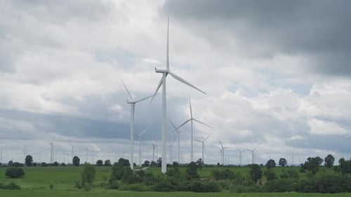 Windturbinen oder Windmühlen, Farmfeld in einer Industriefabrik. Strom, nachhaltige grüne, saubere Energie