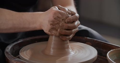 Potter fabrique une cruche au Ralenti sur un volant de potier. Vidéo de l'atelier de poterie Potter Makes