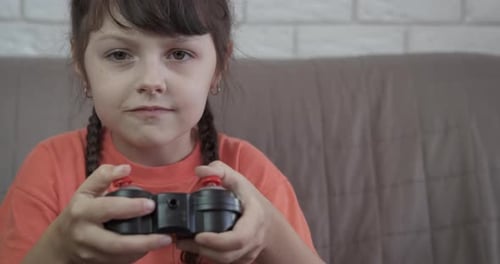 Videospiel mit Joystick zu Hause
