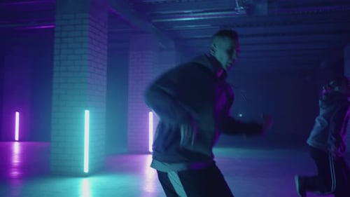Zwei professionelle Tänzerinnen Frau und Mann genießen Hip-Hop-Moves beim Freestyle-Tanz
