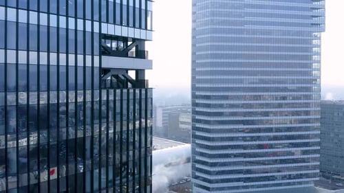 Modernos edificios de oficinas en el centro de negocios de Bucarest, Rumania, en un día de niebla.