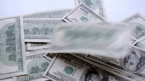 Dinheiro cai sobre a mesa