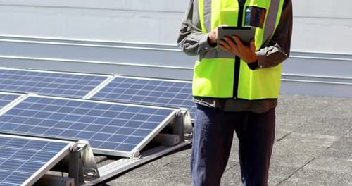 Männlicher Arbeiter nutzt digitales Tablet an Solarstation