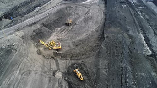 Der Bagger entwickelt eine Platte auf Kohlebasis.