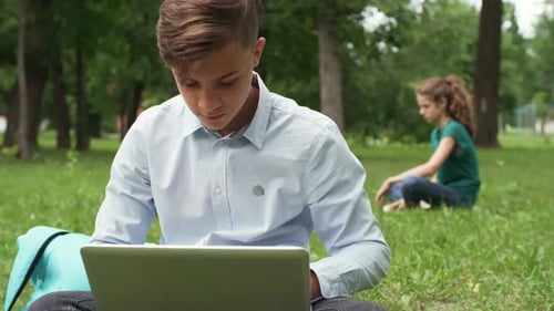 Garçon tapant sur le clavier d'ordinateur portable
