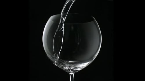 Wasser in Glas gießen, Zeitlupe