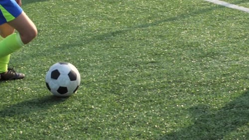 Ballon dribble et but de l'attaquant de football