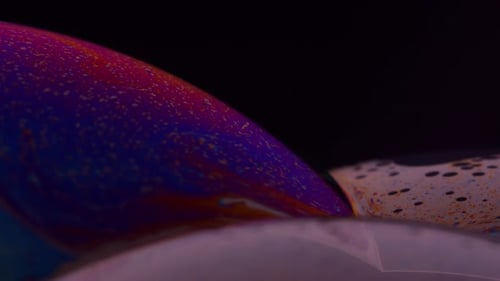 Micro bolhas se movendo ao redor da superfície do sabão Sud