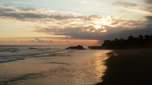 Playa tropical al atardecer