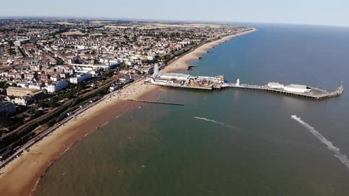 Vue aérienne du bord de mer de Clacton-on-Sea et de la jetée par temps ensoleillé