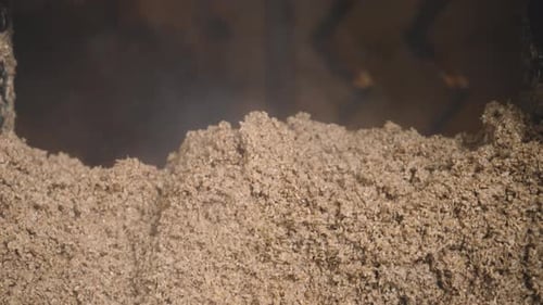 PURÊ DE MALTE A VAPOR DURANTE O PROCESSO DE FABRICAÇÃO DE CERVEJA EM UMA CERVEJARIA