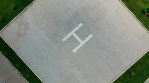Landeplatz für Hubschrauber. Luftaufnahme einer großen modernen Industriefabrik.